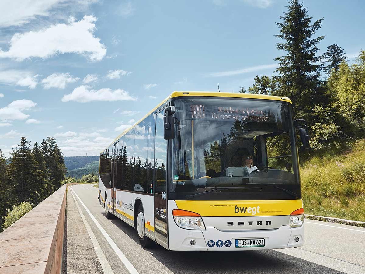 Bus fährt über die Landstraße.