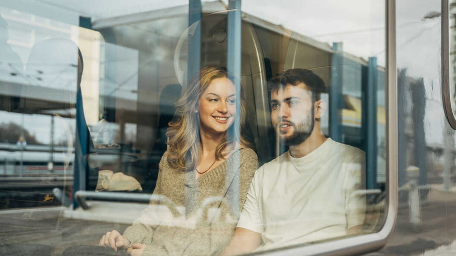 Junges Paar am Fenster im Zug