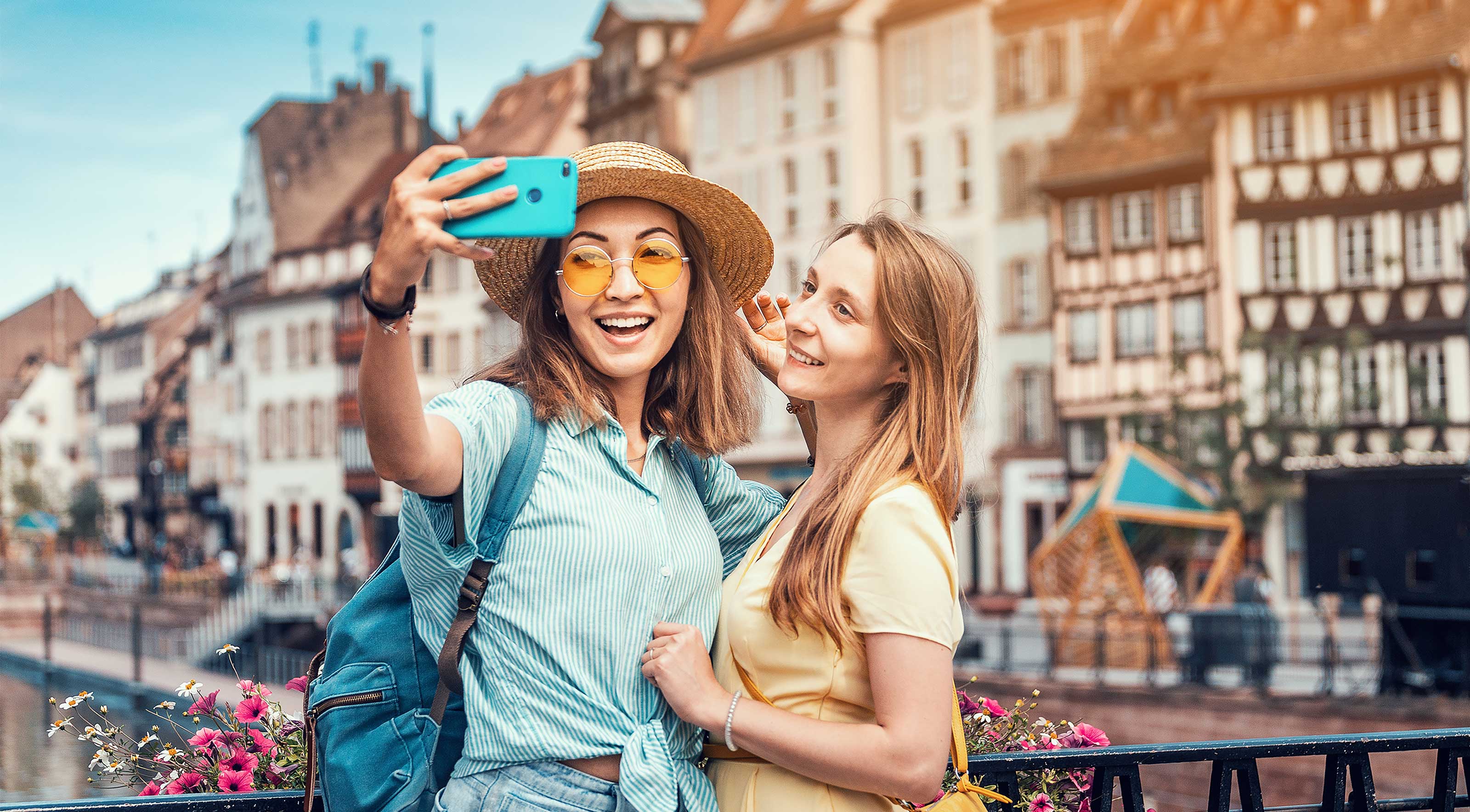 Zwei junge Frauen machen zusammen ein Selfie