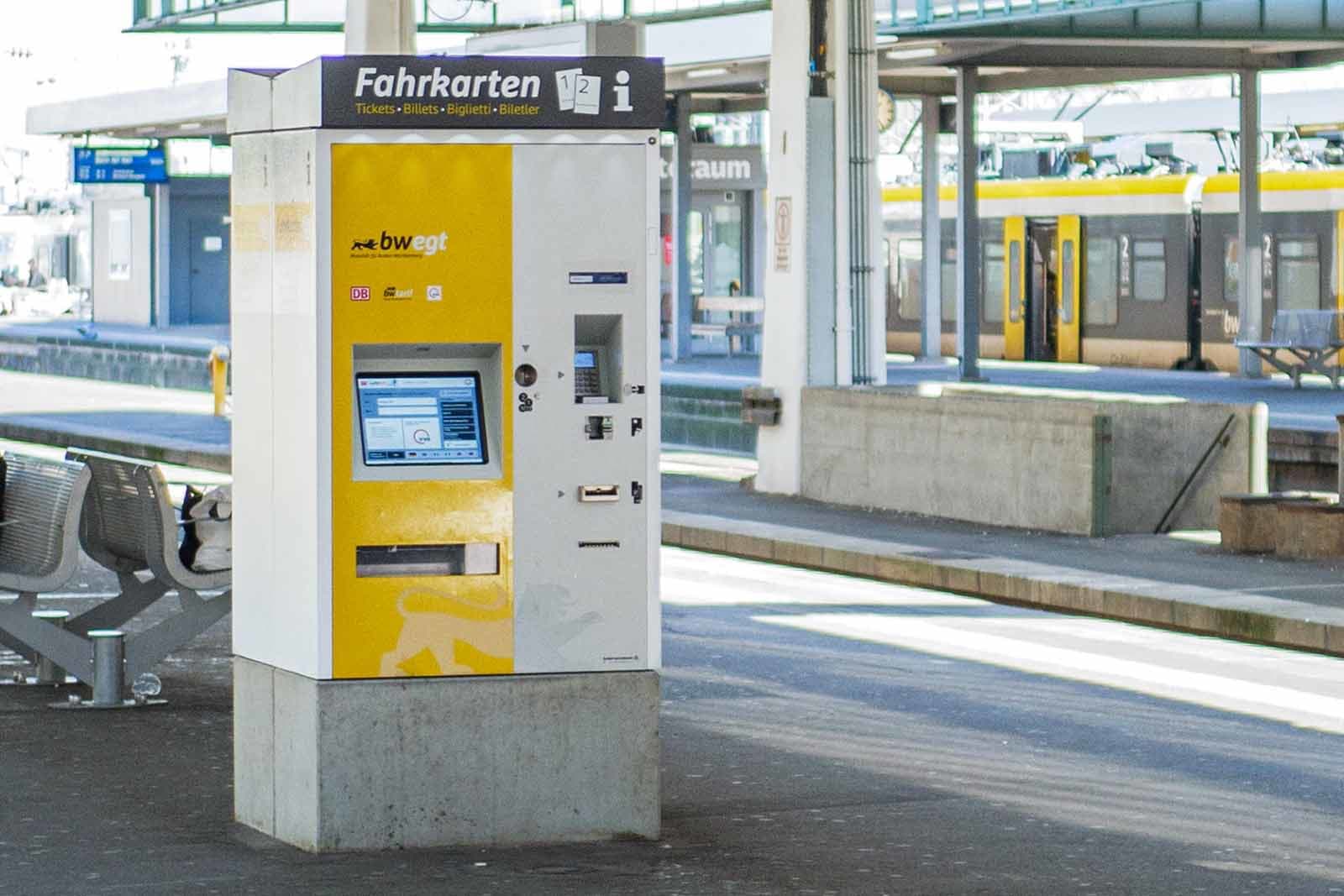 Fahrkartenautomat am Bahnhof