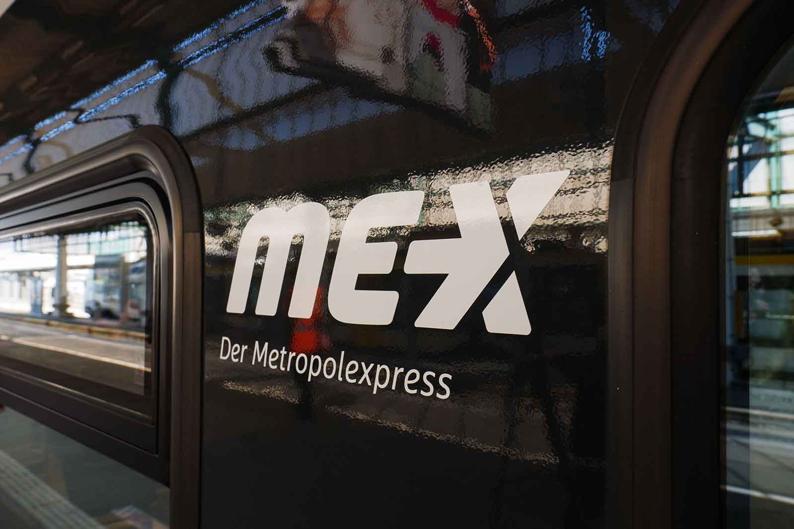 MEX-Logo auf dem Zug
