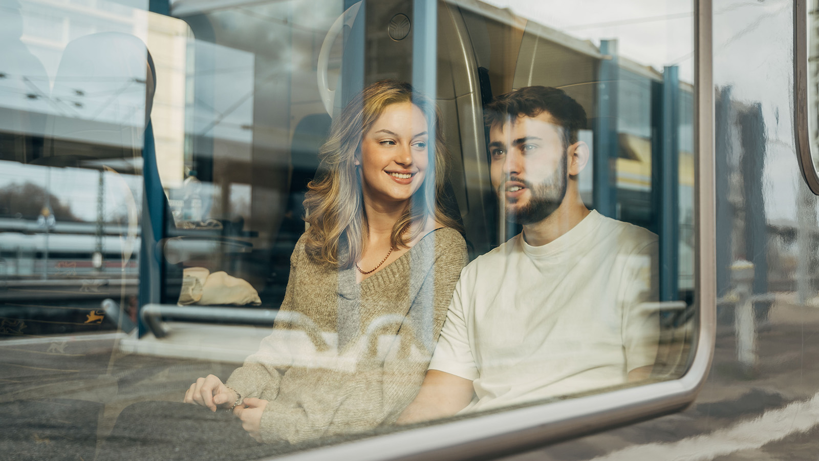 Junges Paar am Fenster im Zug