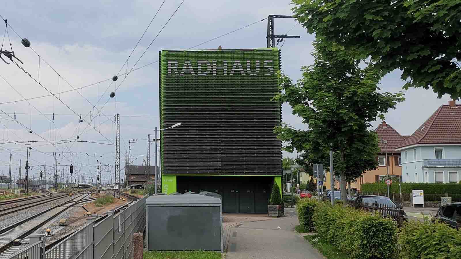 Ein automatisches Parksystem an einem ländlichen Bahnhof mit der Aufschrift Radhaus