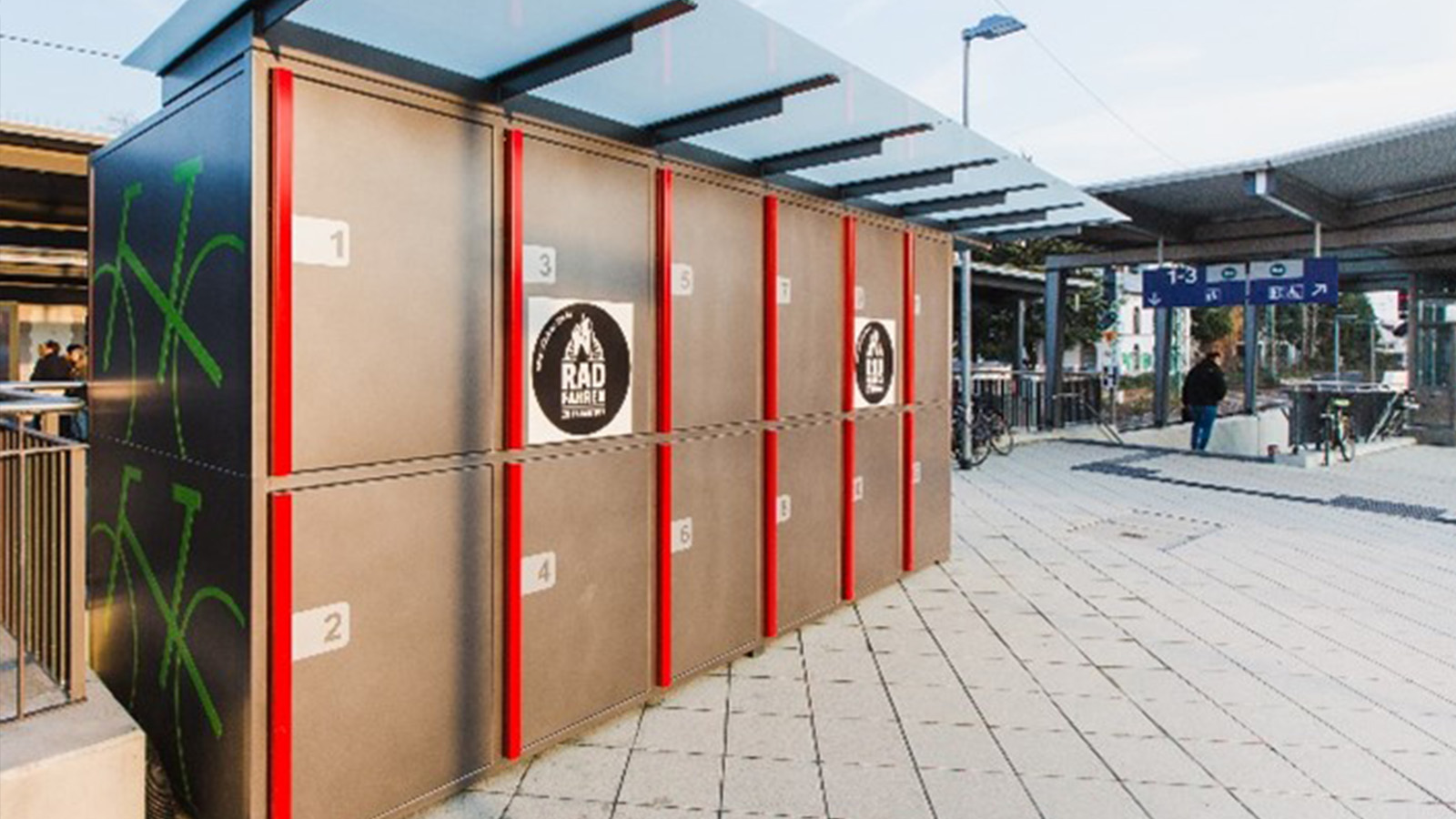 Eine Fahrradbox an einem Bahnhof