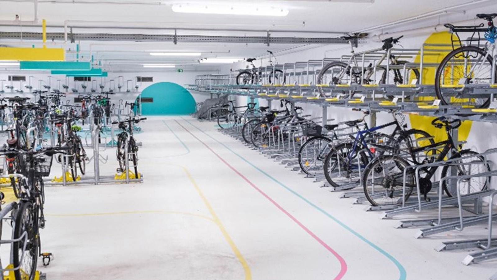 Ein Fahrradparkhaus mit vielen geparkten Fahrrädern