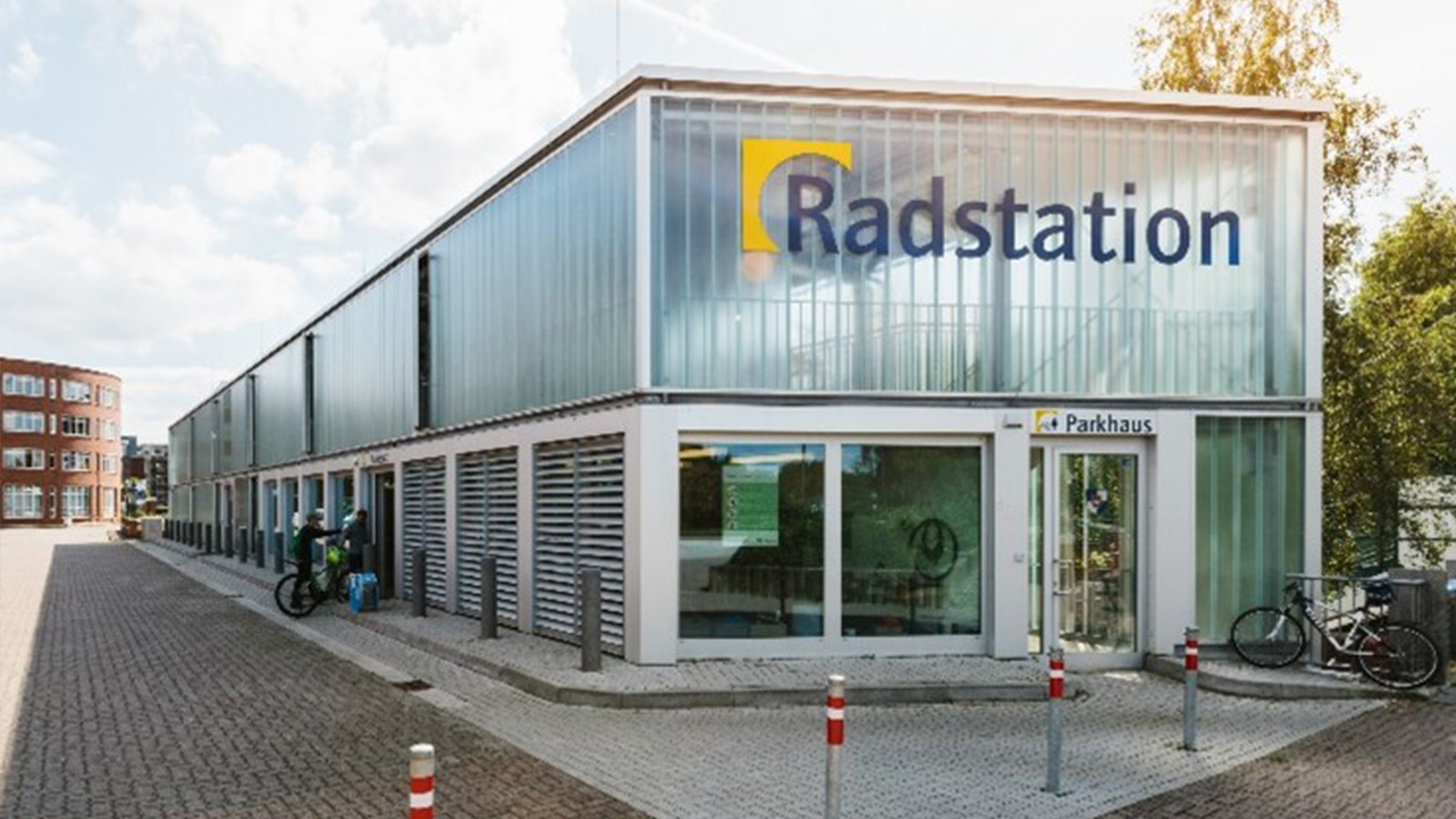 Eine Fahrradstation in der Stadt mit dem Logo Radstation