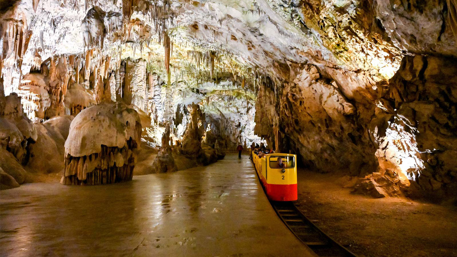 Karsthöhle mit einer Höhlenbahn