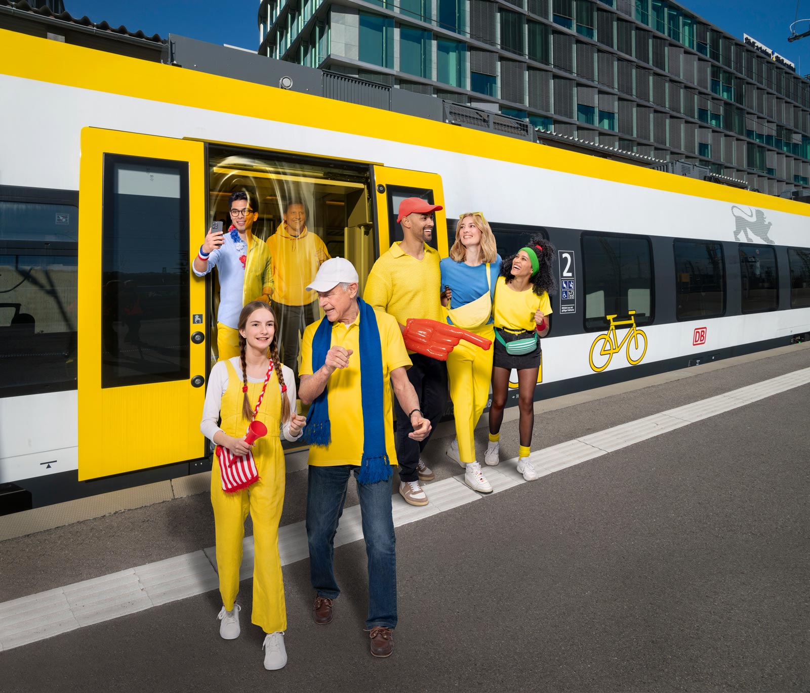 Fußballfans am Bahnsteig