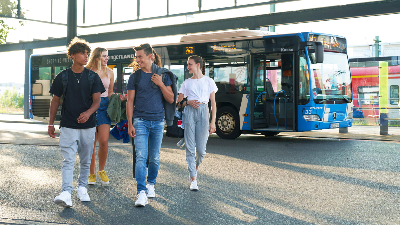 Studenten am Busbahnhof