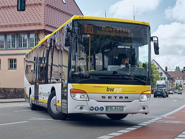 Der Bus dreht auf der Straße um