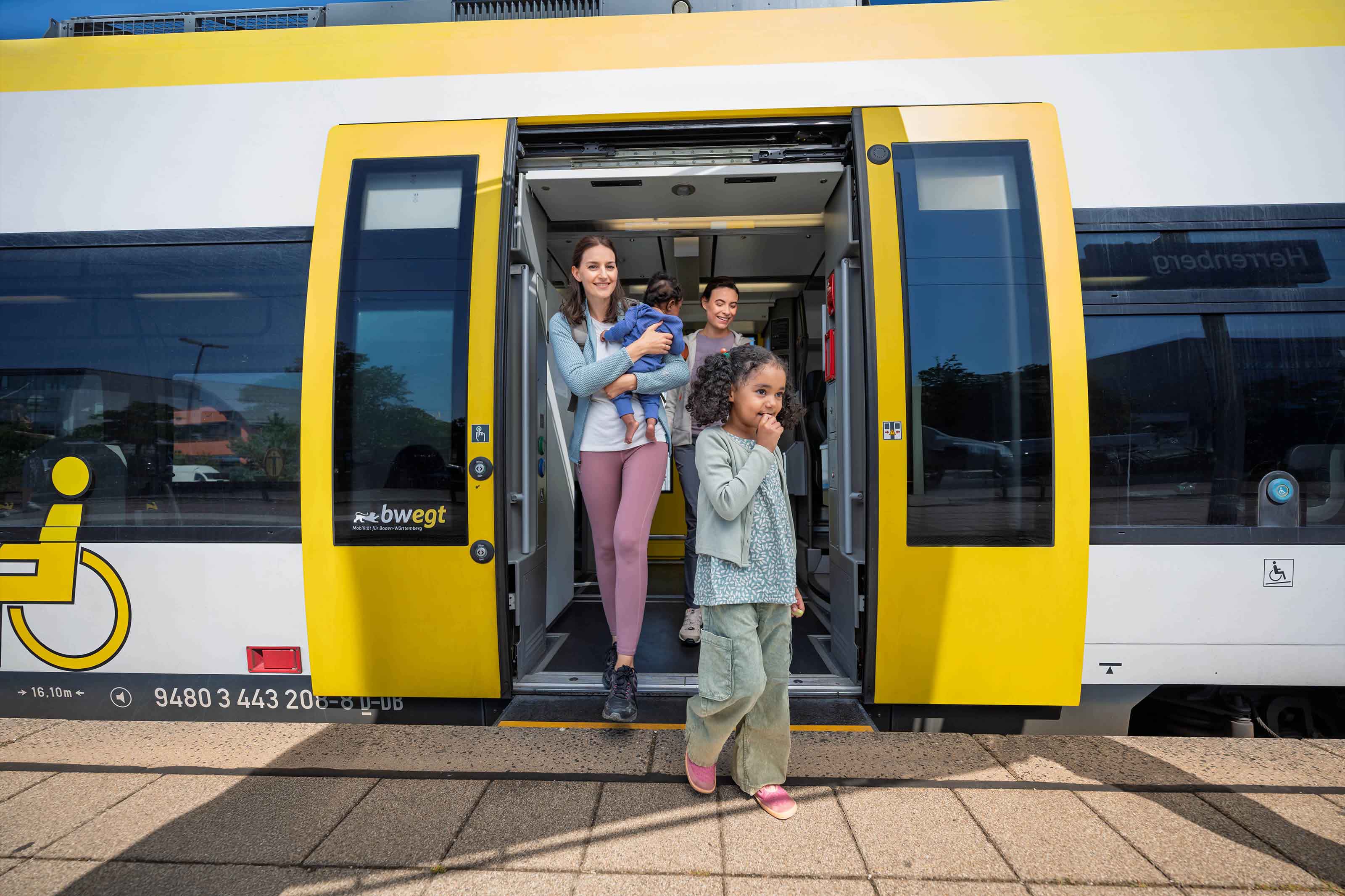 Zwei Frauen mit zwei Kindern steigen aus einem bwegt-Zug