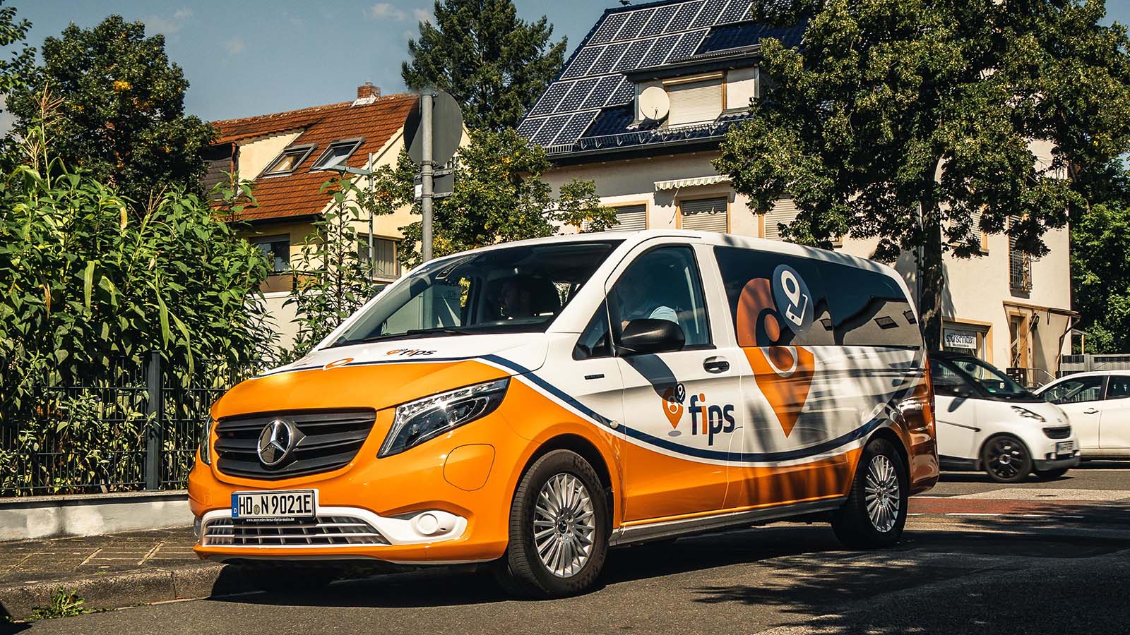 Ein fips Shuttle steht geparkt in Heidelberg.