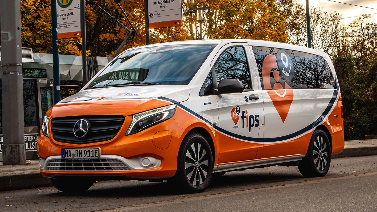 Ein fips Bus Shuttle steht in Mannheim.