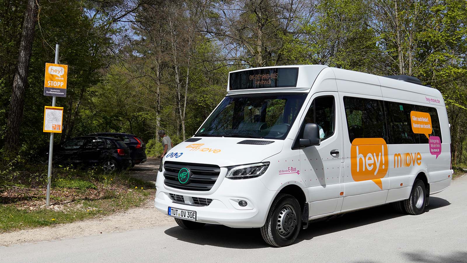 hey!move Shuttle-Bus steht in Tuttlingen an einer Haltestation geparkt.