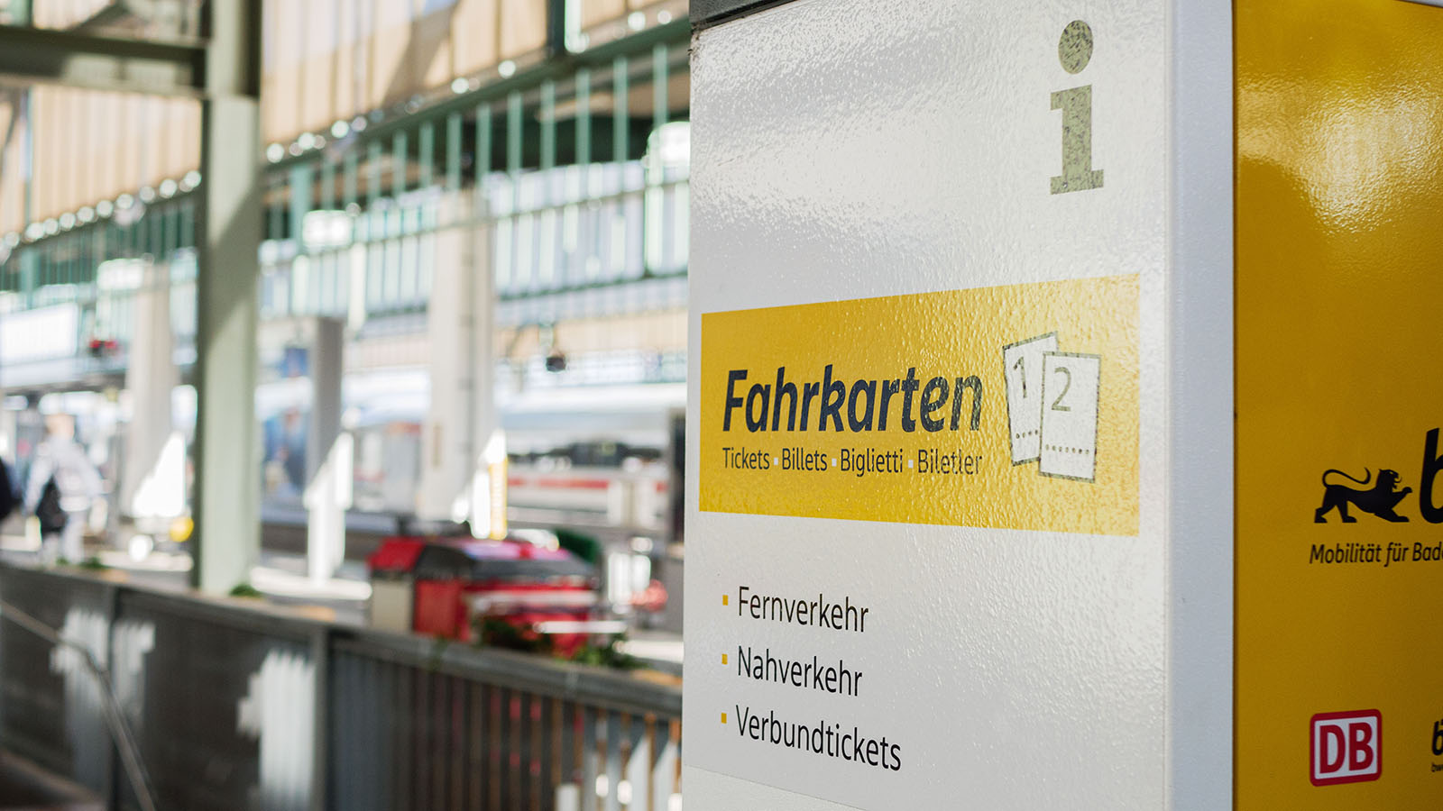 Ein Fahrkartenautomat steht am Bahnhof