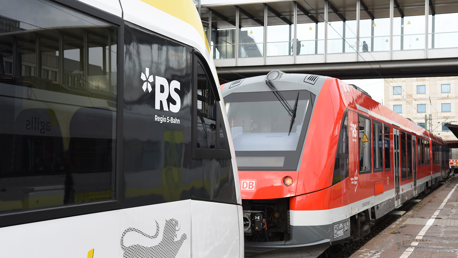 Eine Regio-S-Bahn hält an einem Bahnhof