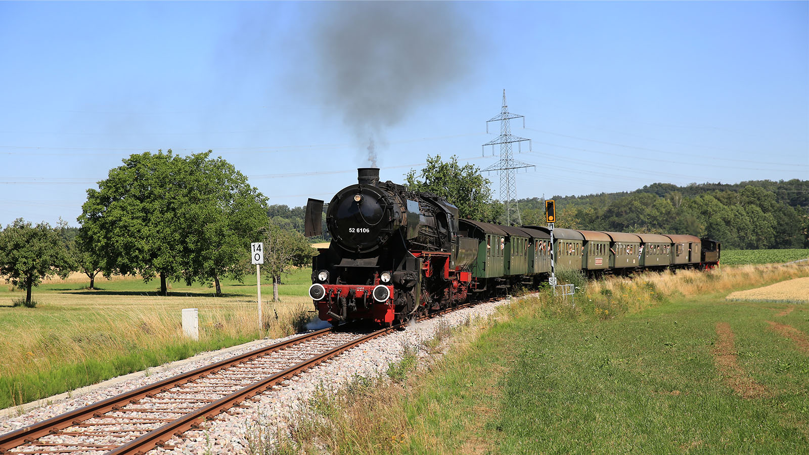 Eine Lokomotive fährt durch die ländlichen Gegenden