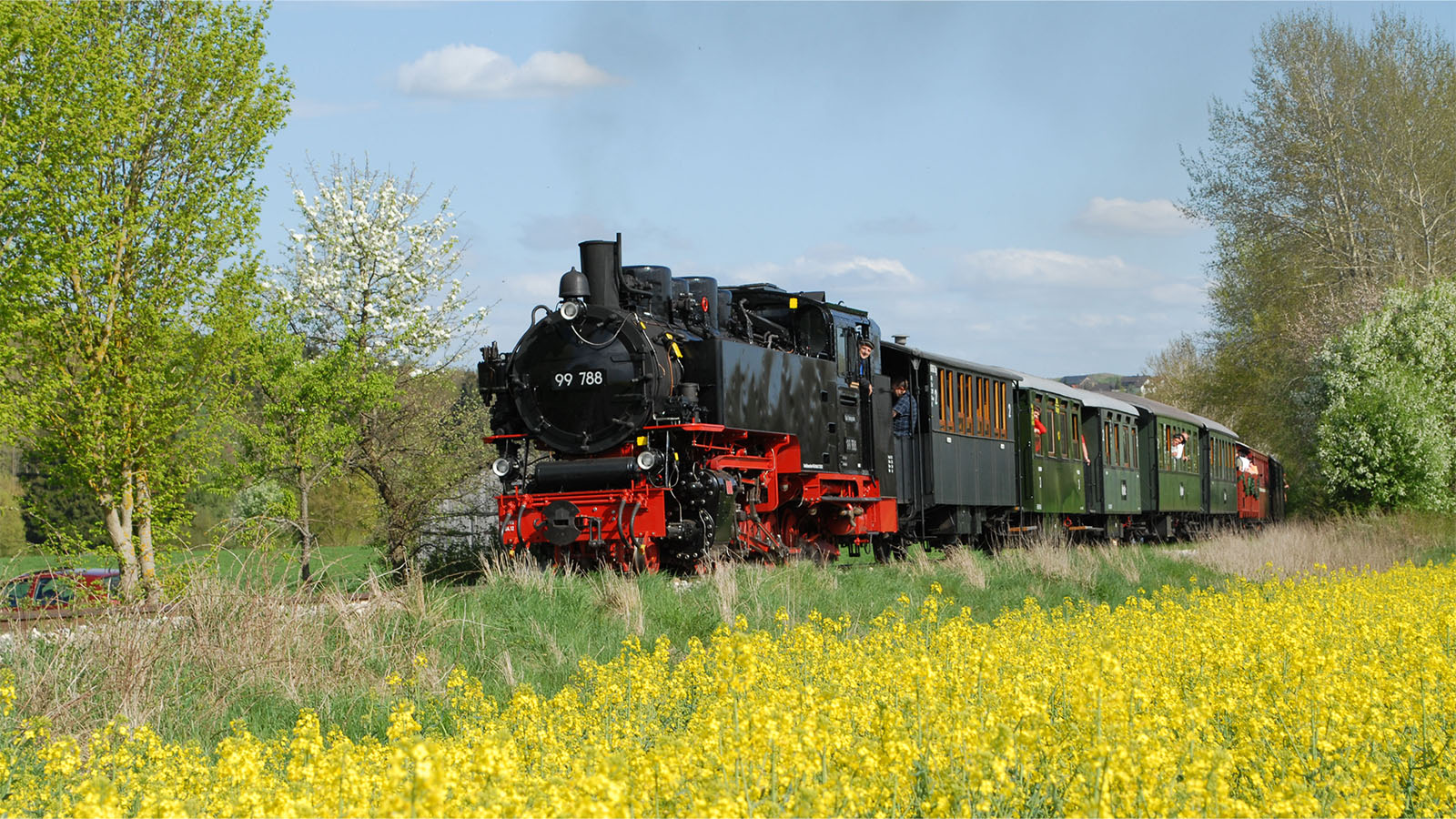 Eine Lokomotive, die durch gelbe Felder fährt