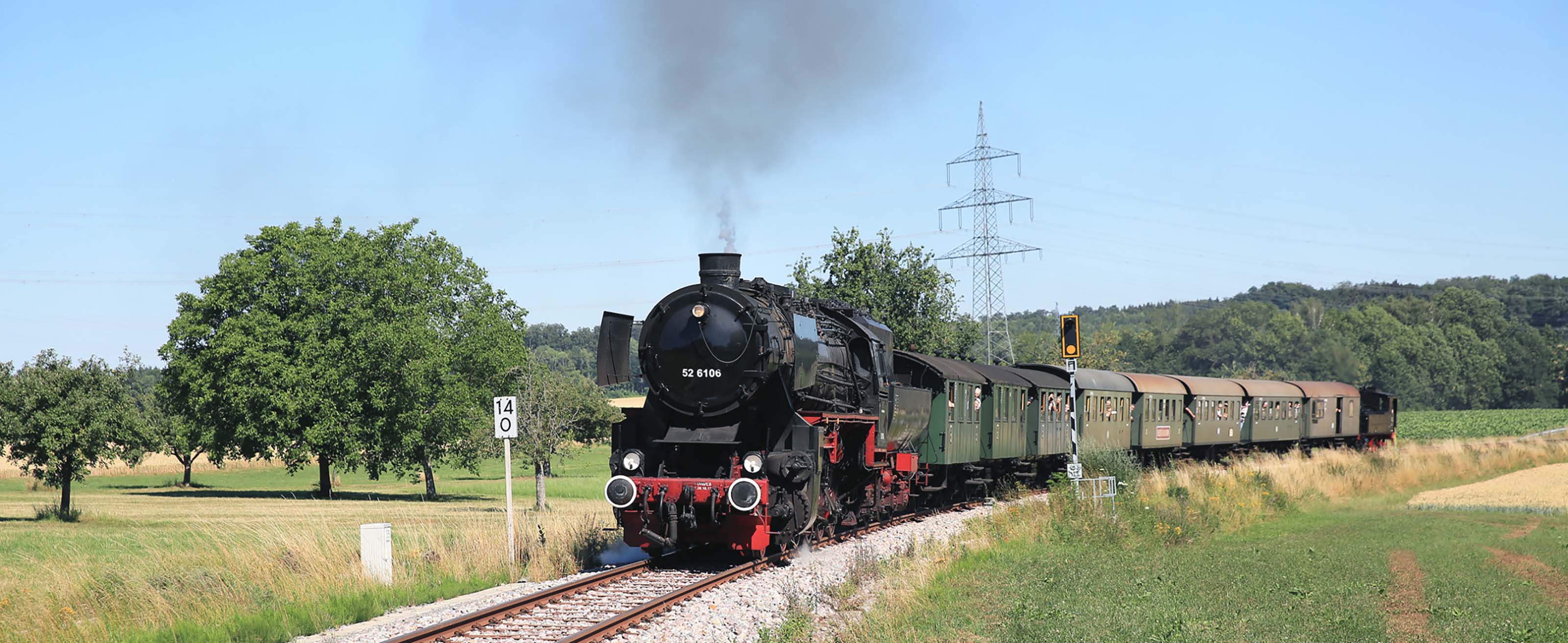 Die Museumseisenbahn auf der Fahrt durch eine ländliche Gegend