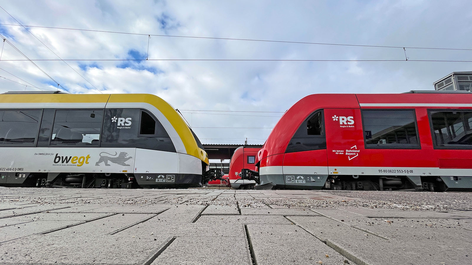 Zwei Züge der Regio S-Bahn stehen sich gegenüber.