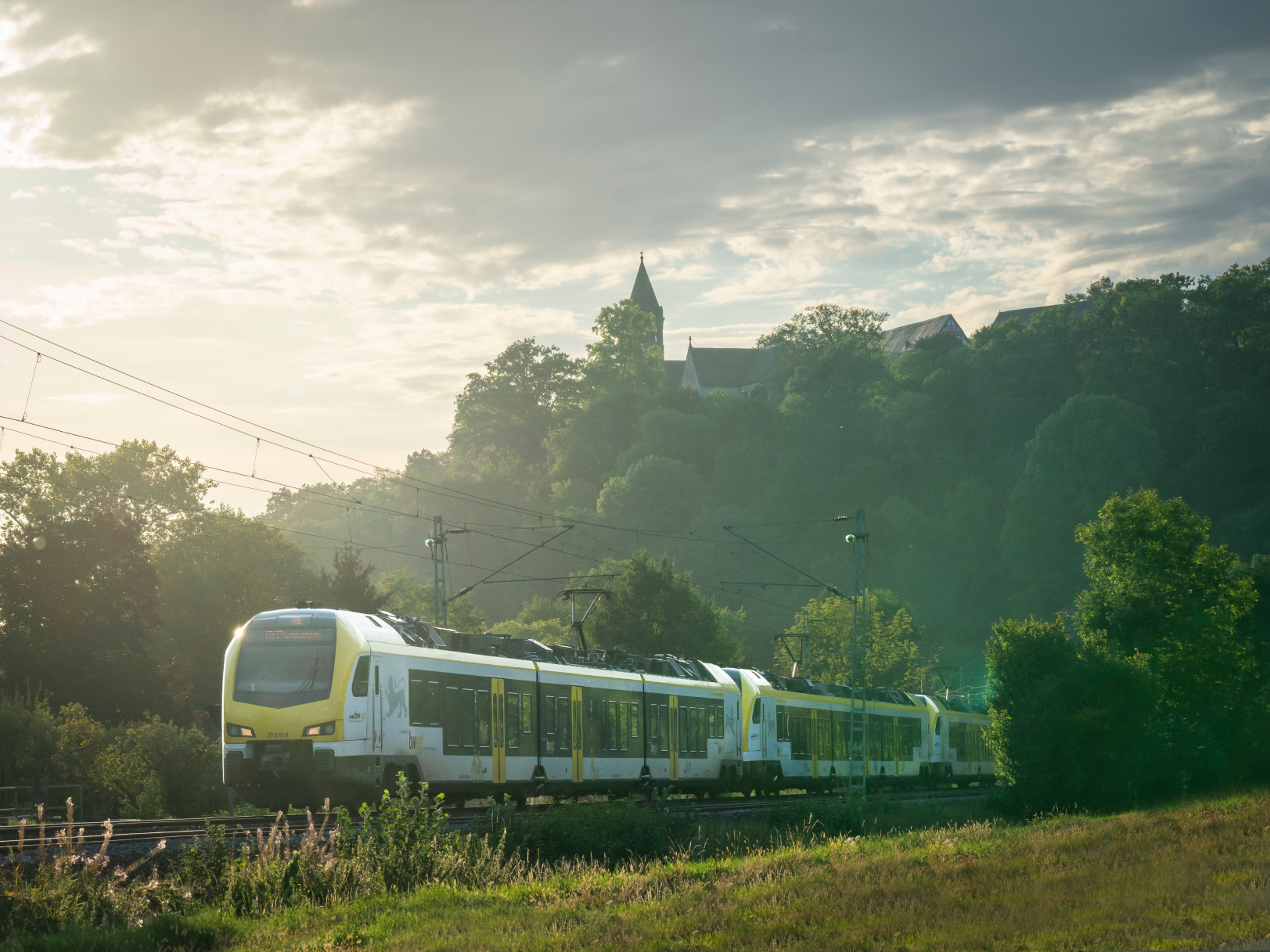 Regionalexpresszug im Design von bewegt.