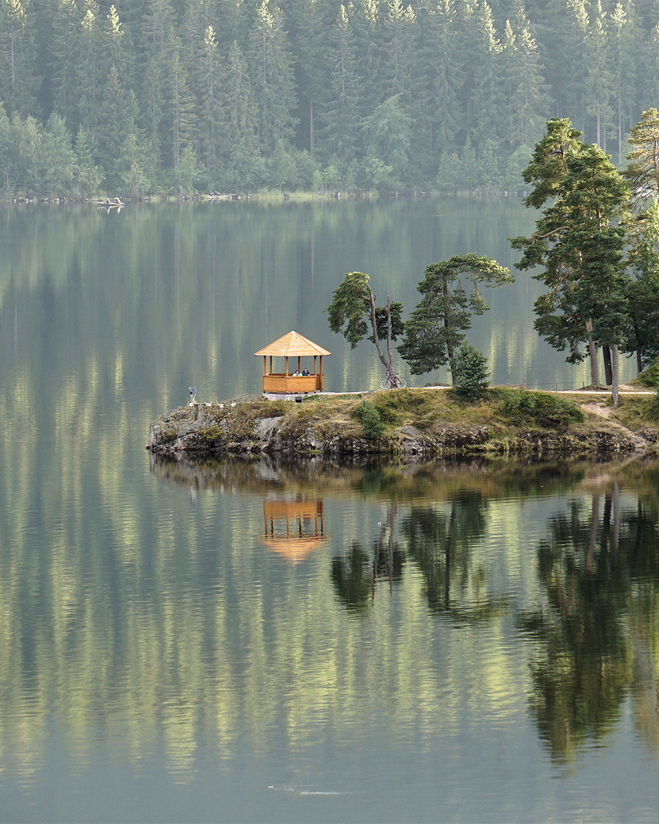 Blick auf den Schluchsee: Ein See im Schwarzwald. Zu sehen ist eine Landzunge mit kleiner Hütte.