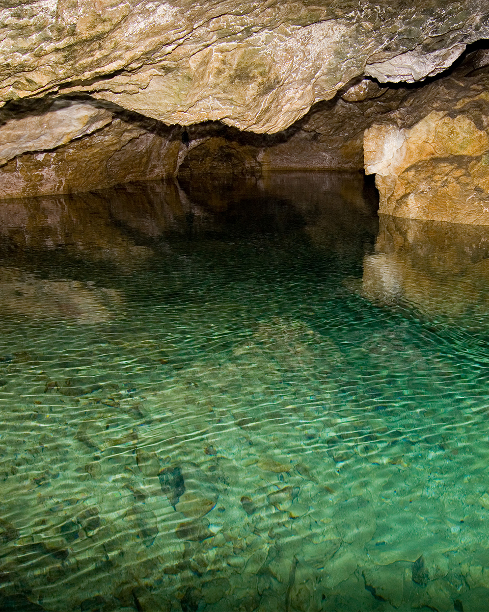 Blick in die Wimsener Höhle. In der Höhle steht Wasser.