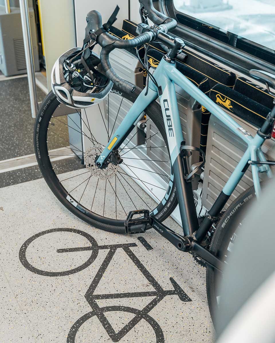 Fahrrad abgestellt im Zug am vorgesehenen Platz, der durch ein Fahrradsymbol auf dem Boden zu erkennen ist.