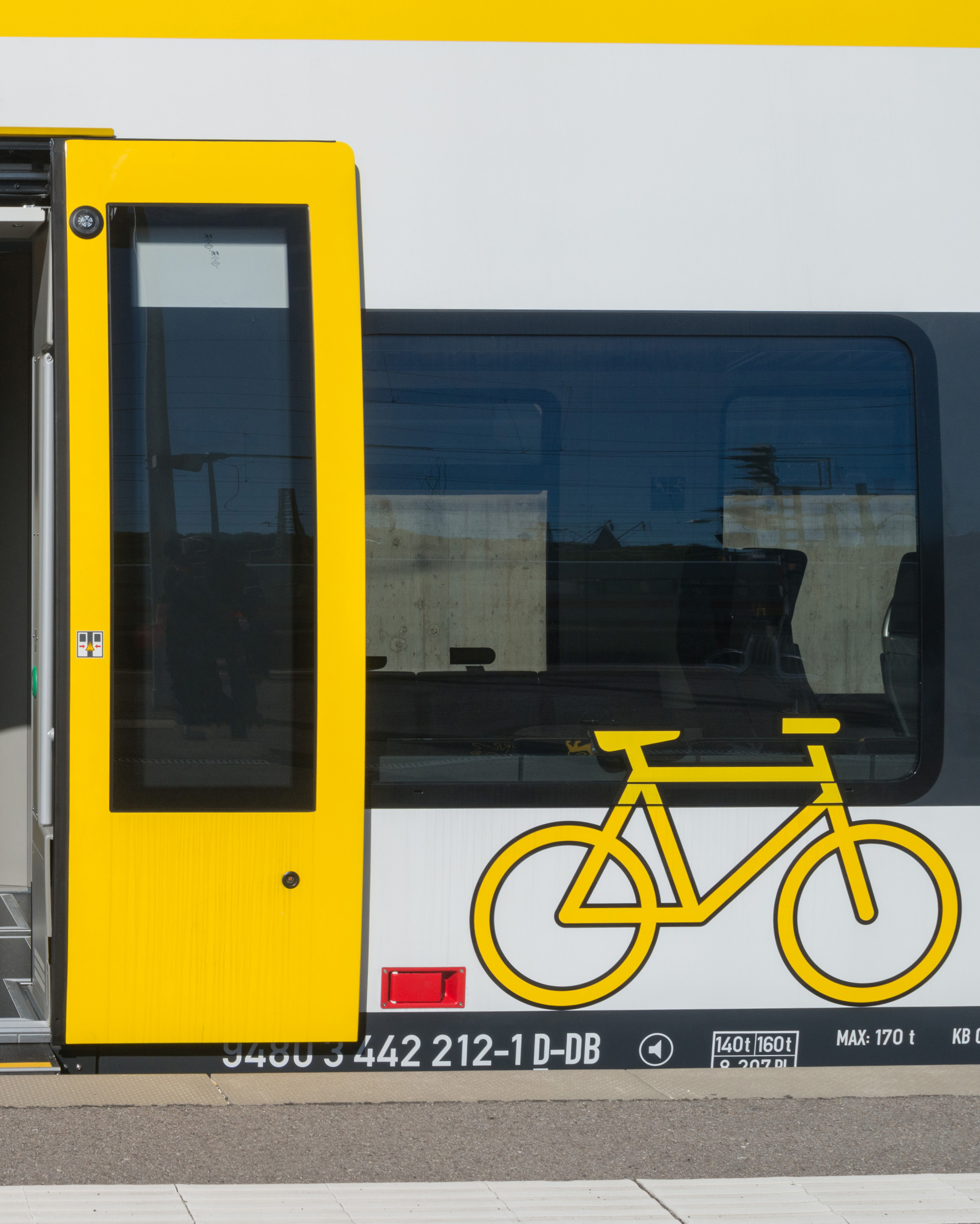 Fahrrad-Markierung außen am Zug neben der Einstiegstür des Fahrradabteils.