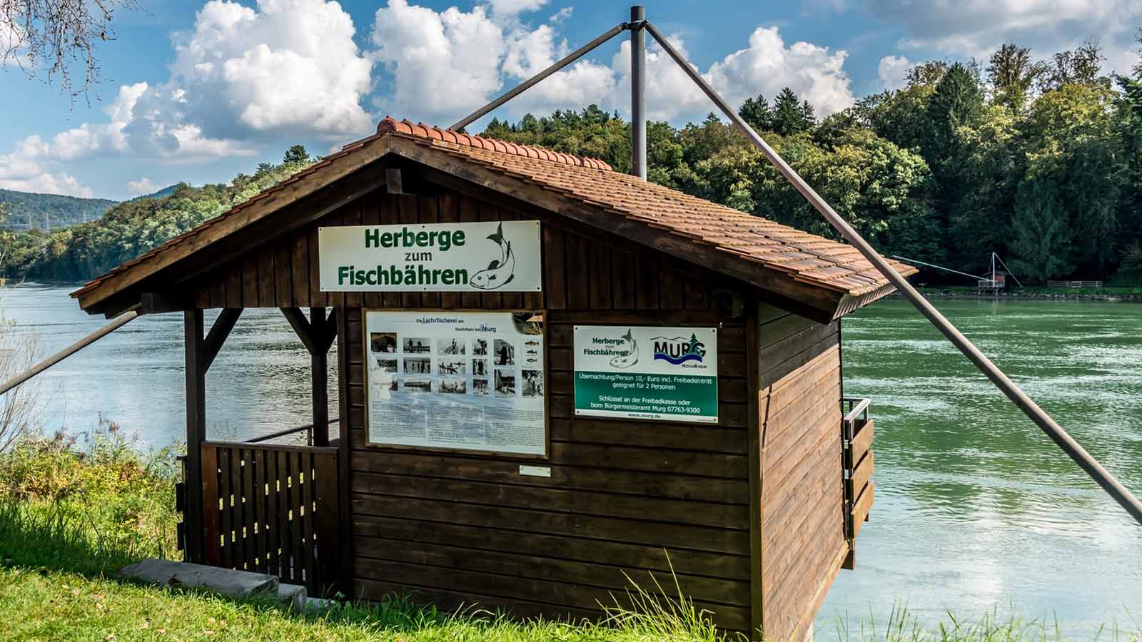 Kleine Hütte am Ufer eines Flusses.