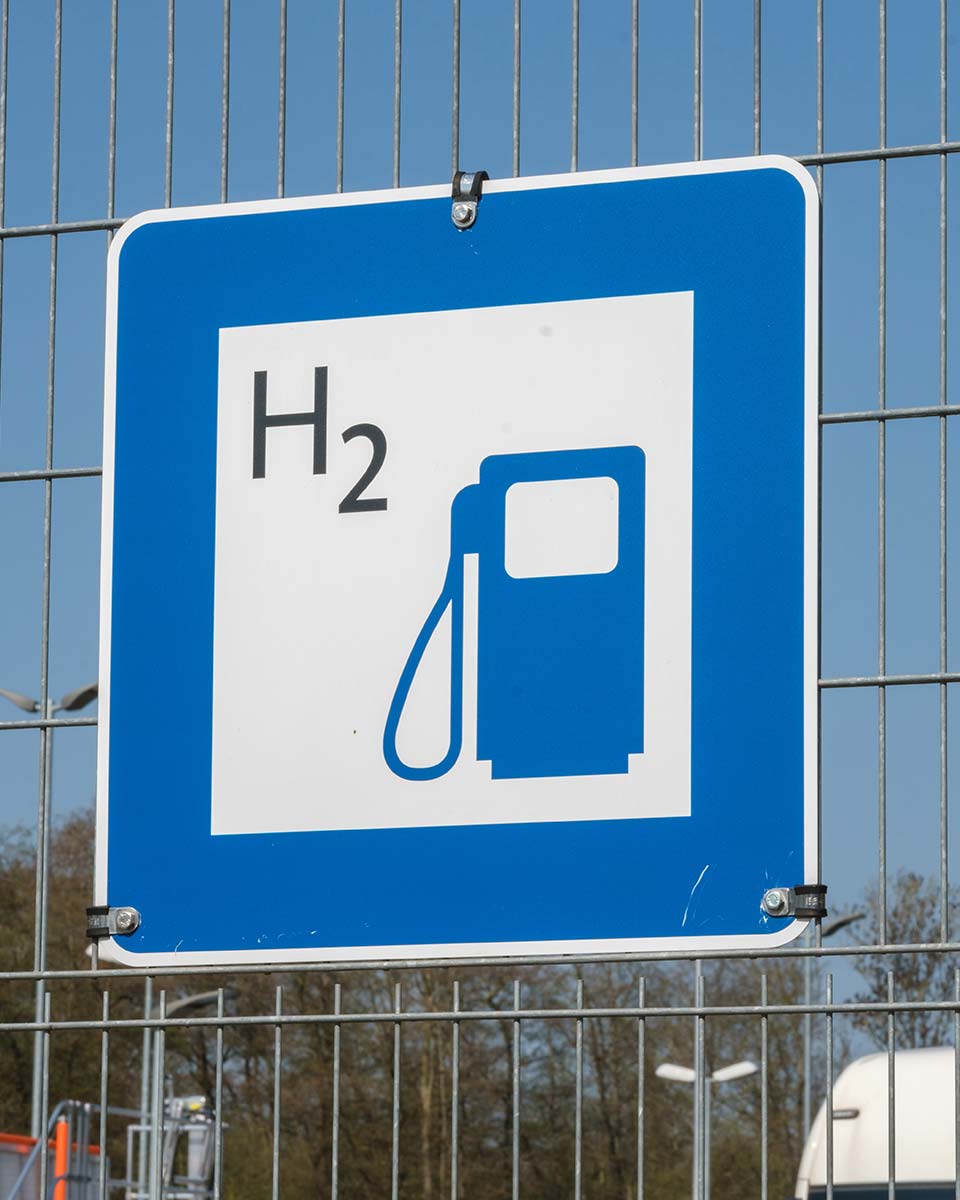 Blaues Schild einer Wasserstoff-Tankstelle.