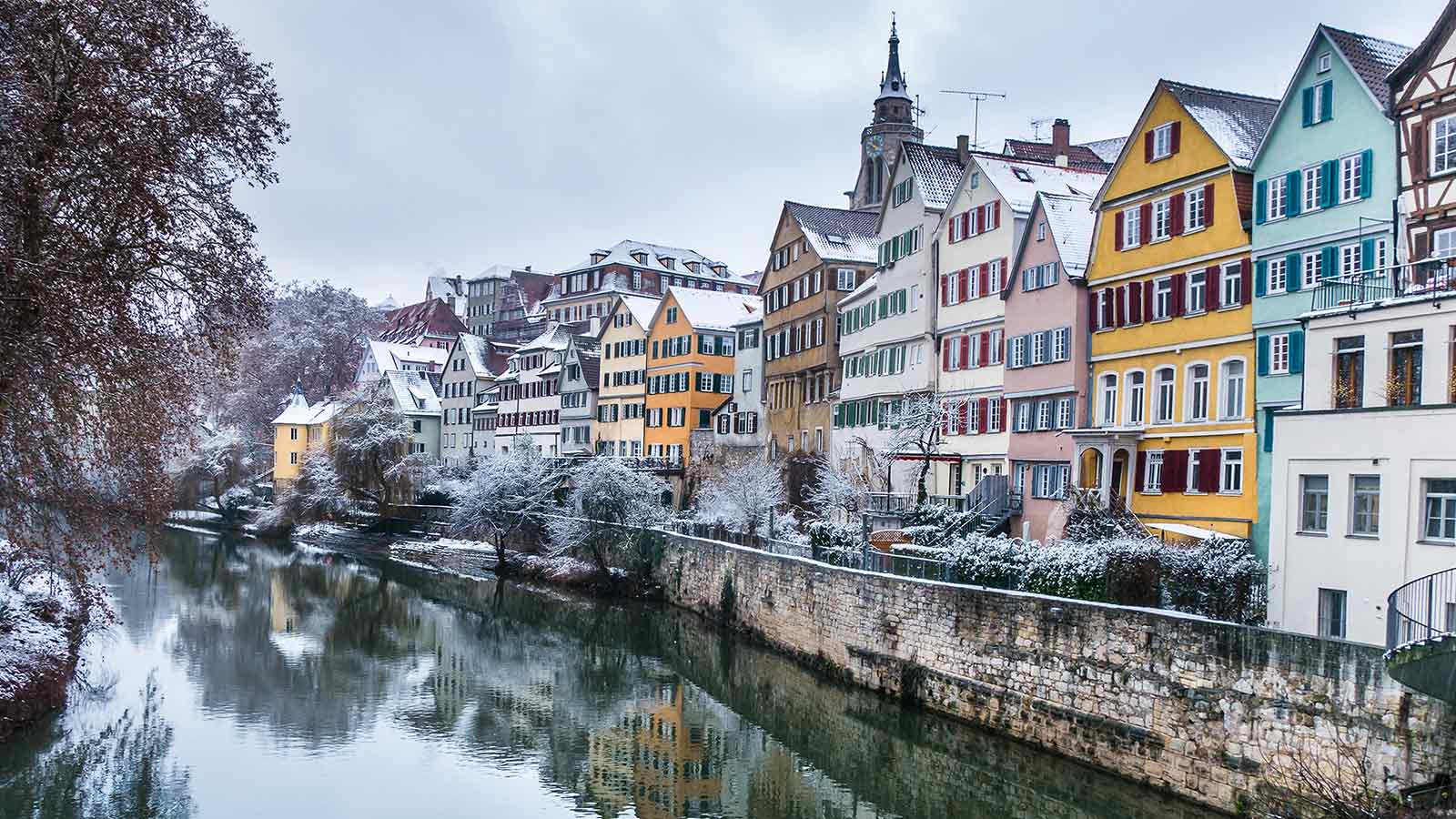 Neckarfront in Tübingen mit Schnee bestreut.