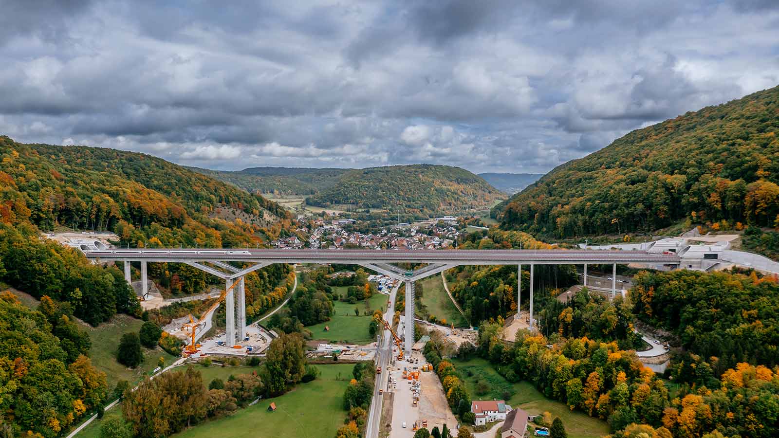 Blick auf eine Brücke der Neubaustrecke bei Tag.