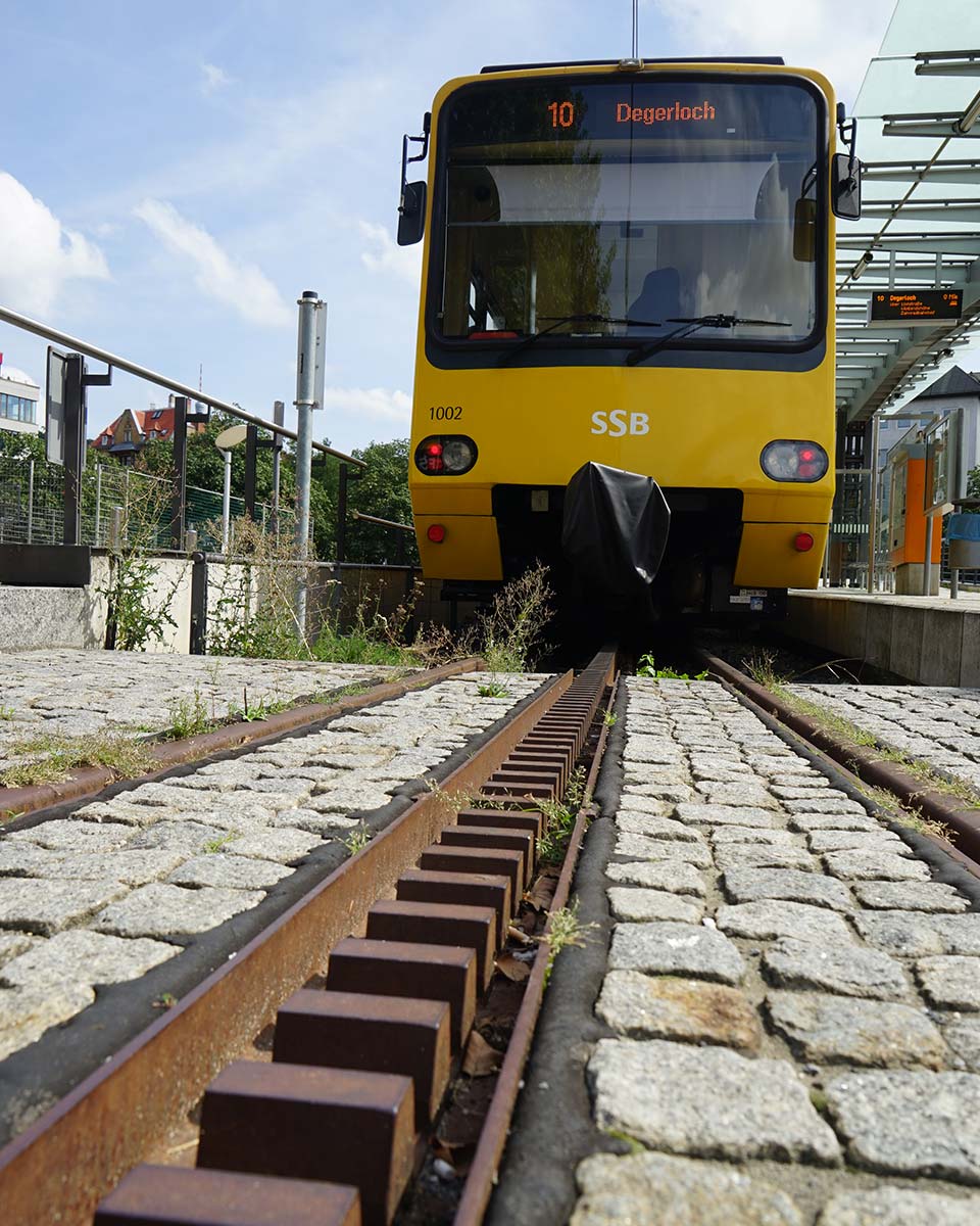 Straßenbahn frontal aus Sicht der Gleise.