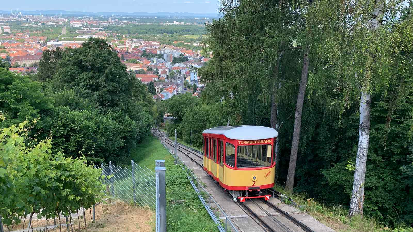 Altmodische Bahn fährt einen Berg hoch.