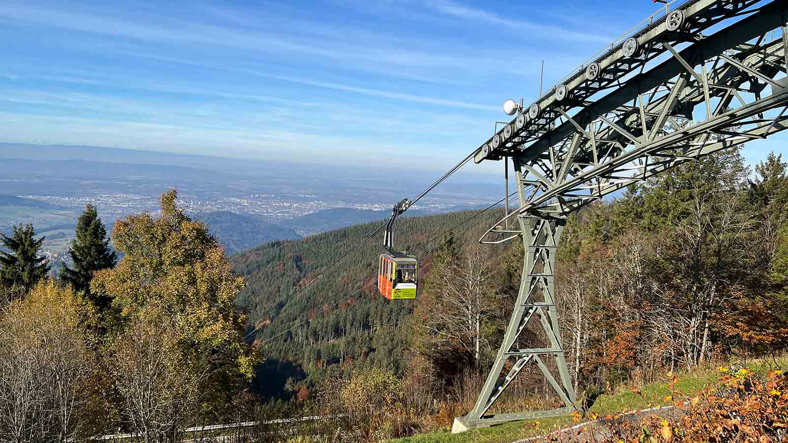 Seilbahn fährt einen Berg hinauf.