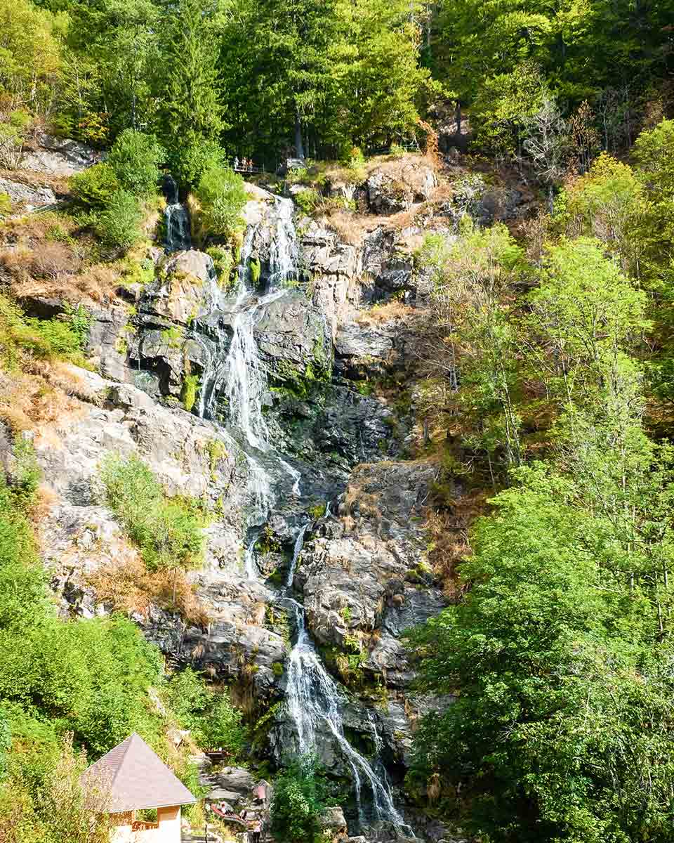 Blick auf eine Felsenwand mit dünnem Wasserfall.