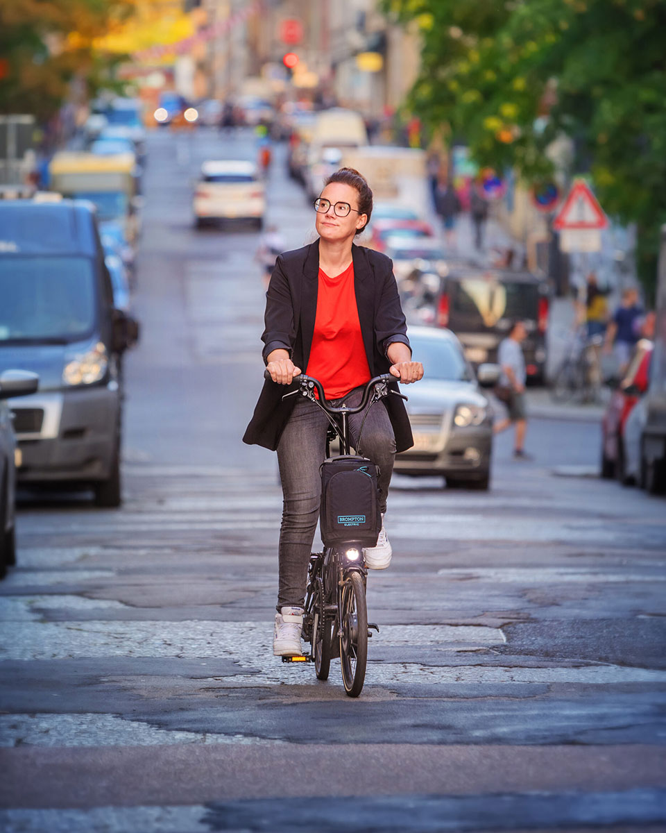 Autorin Katja Diehl fährt auf ihrem Fahrrad durch die Straßen.