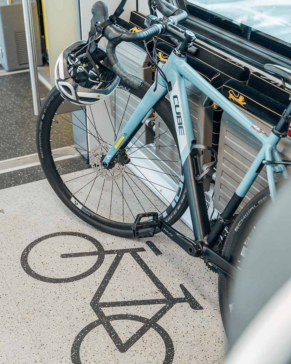 Fahrrad lehnt in einer Bahn an den Sitzen.