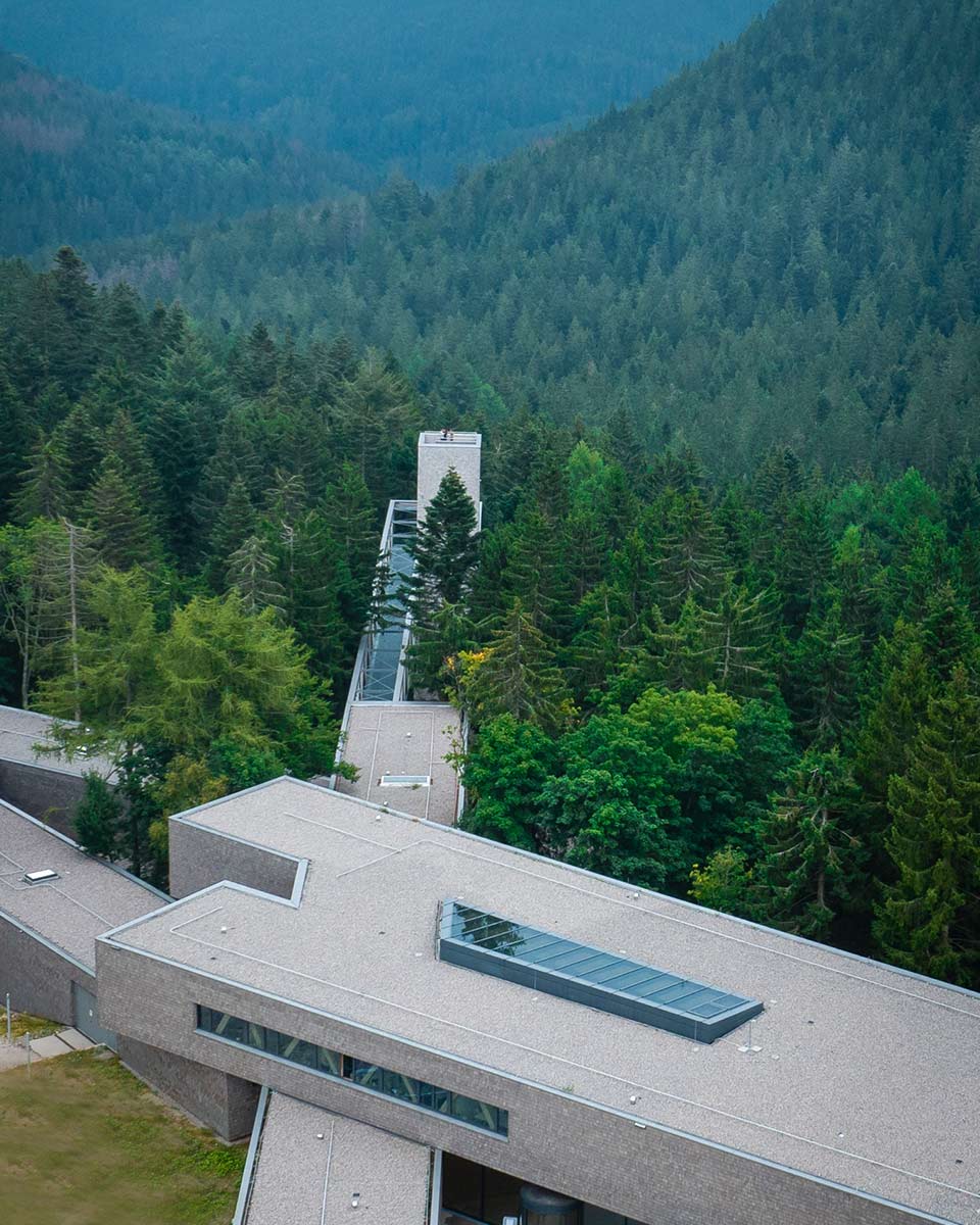 Das Nationalparkzentrum mitten im Wald von oben.