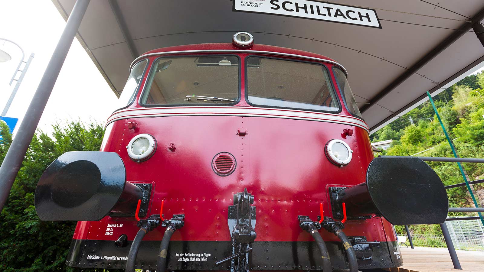 Nahaufnahme eines historischen Schienenbusses in der Open-Air-Ausstellung „Bahnpunkt Schiltach“ 