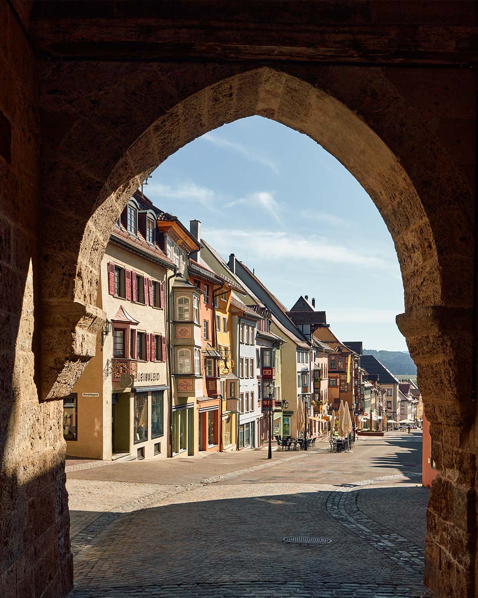 Blick durch das sogenannte „Schwarze Tor“ in der ehemaligen Stadtmauer von Rottweil im Schwarzwald 