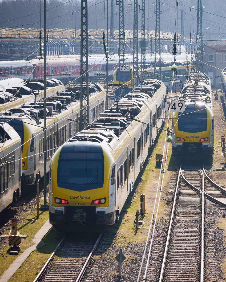 Mehrere Regionalzüge am Hauptbahnhof Stuttgart.