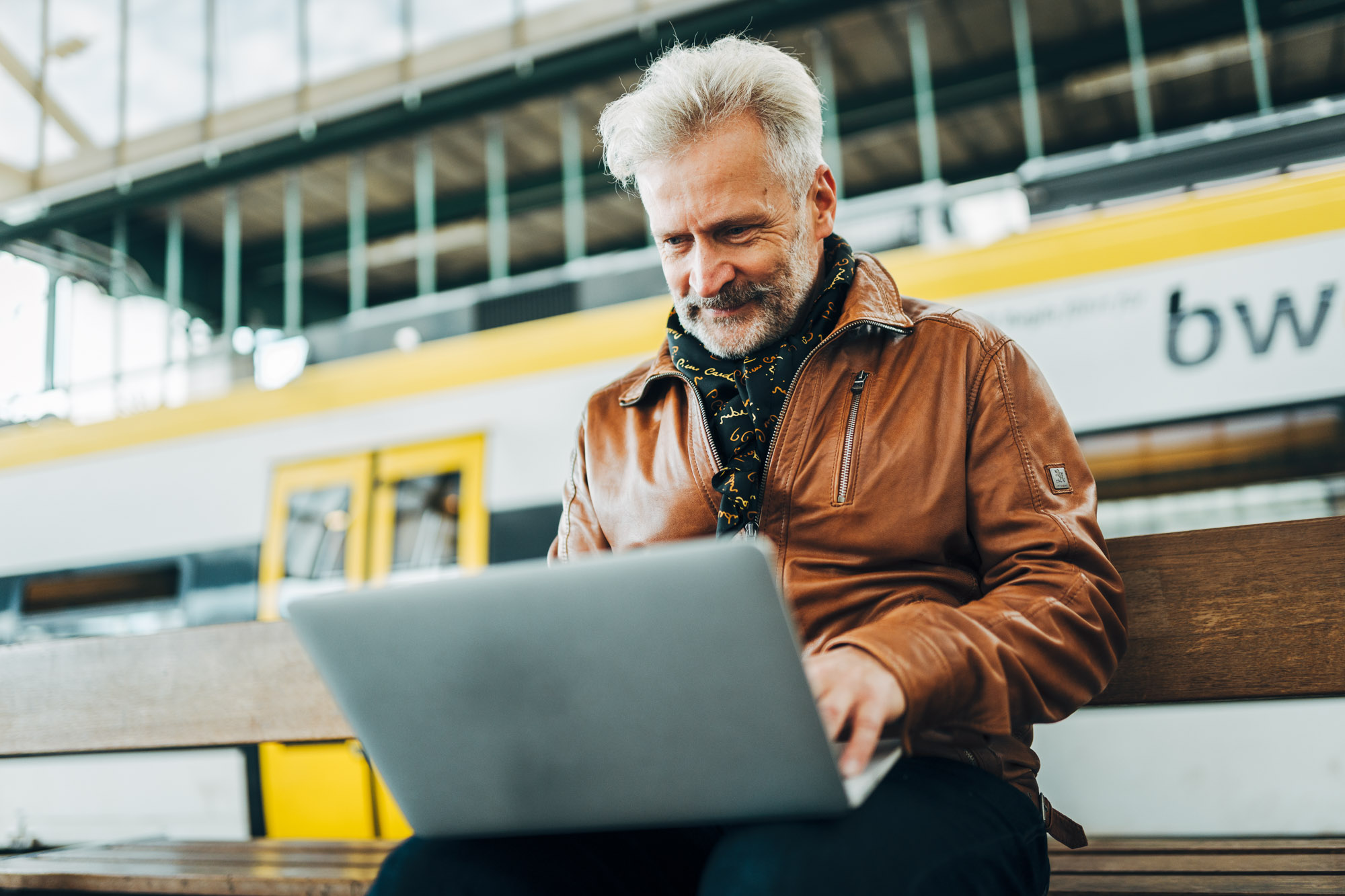 Mann mit Laptop