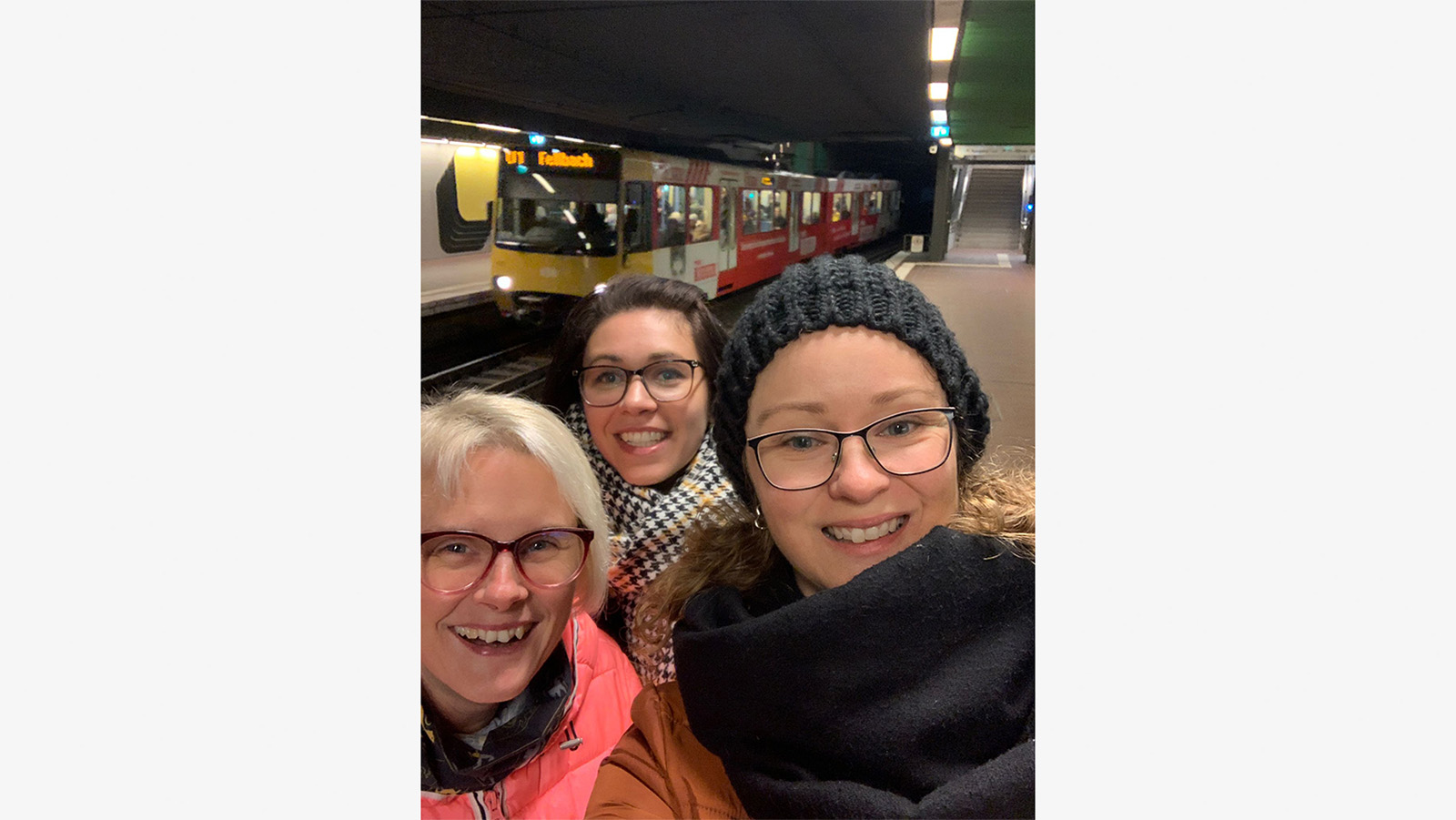 Gruppenbild dreier Frauen am Bahnhof