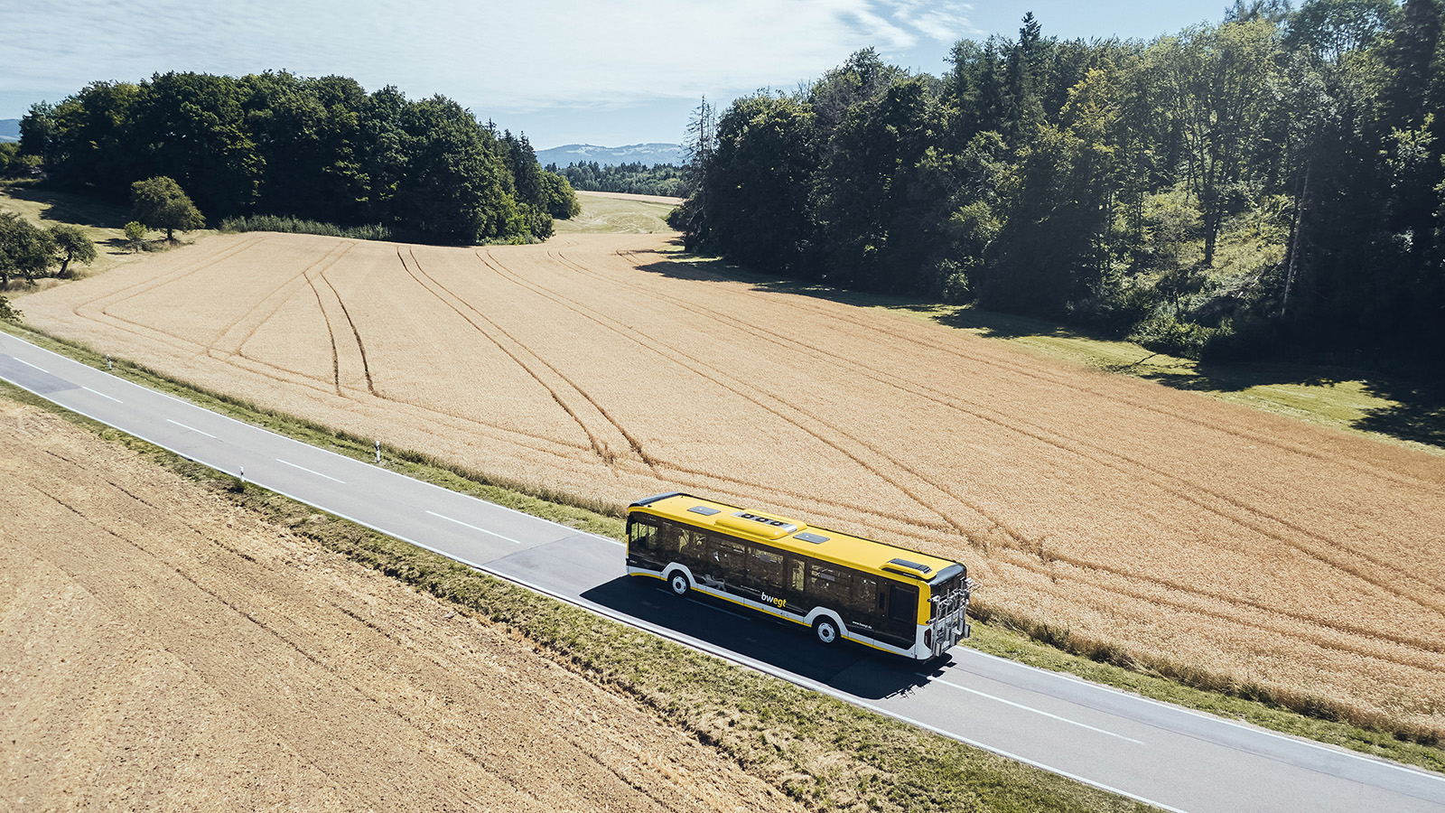 Ein bwregiobus fährt eine Landstraße entlang