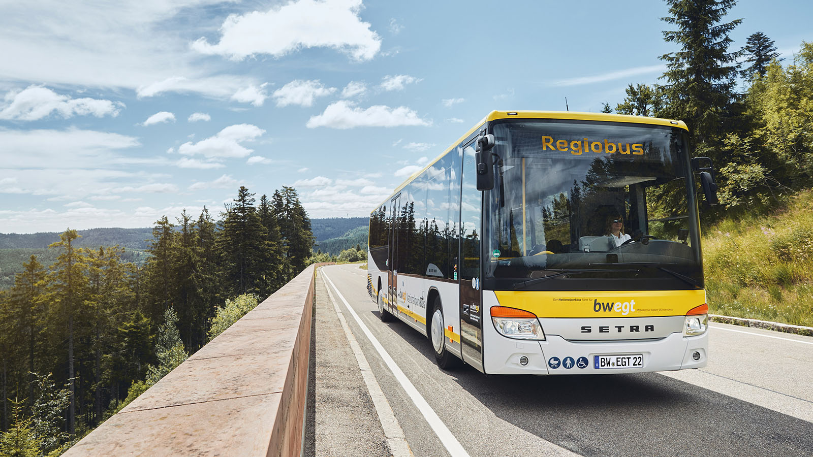 Ein bwregiobus fährt durch eine idyllische Landschaft