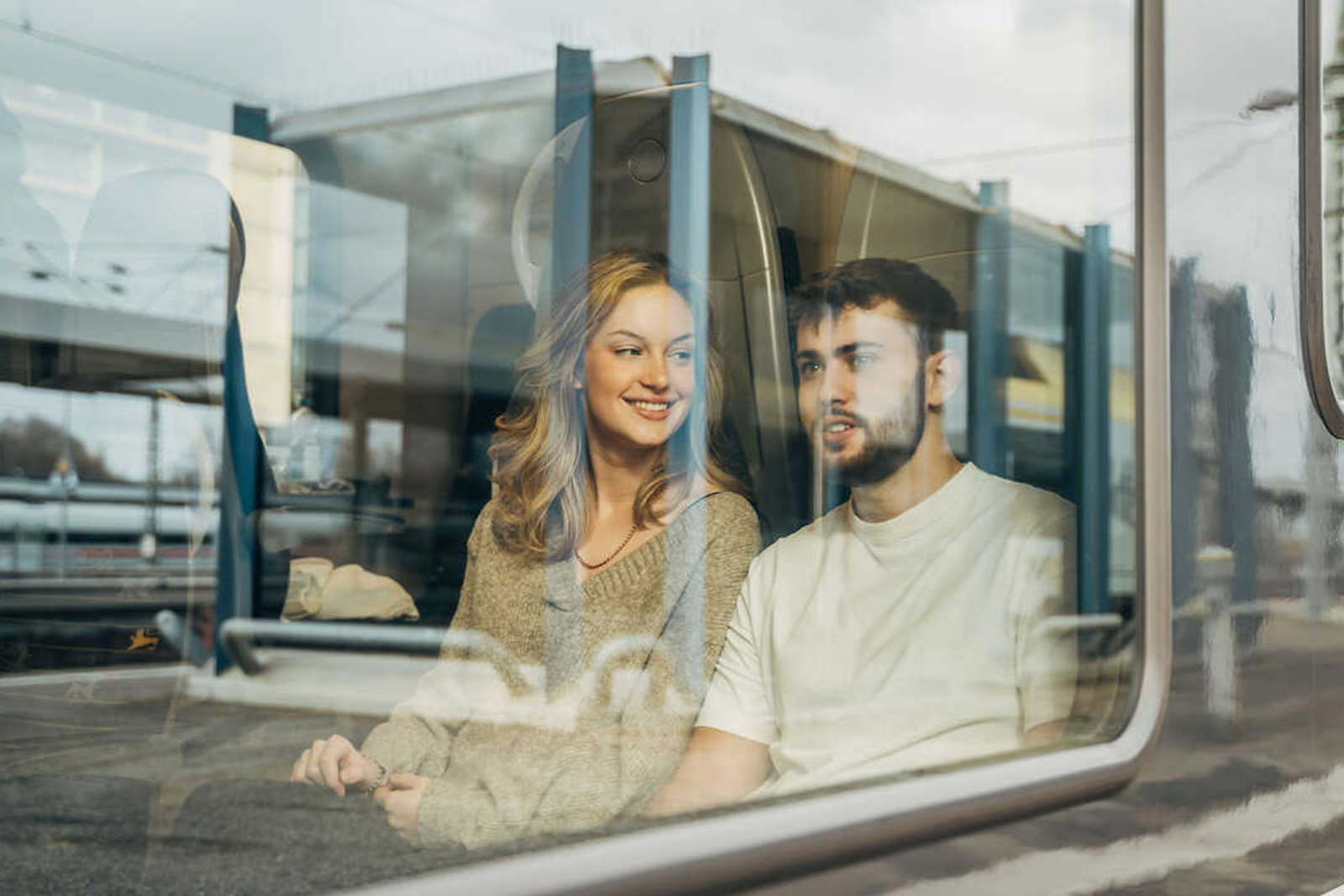 Junges Paar am Fenster im Zug