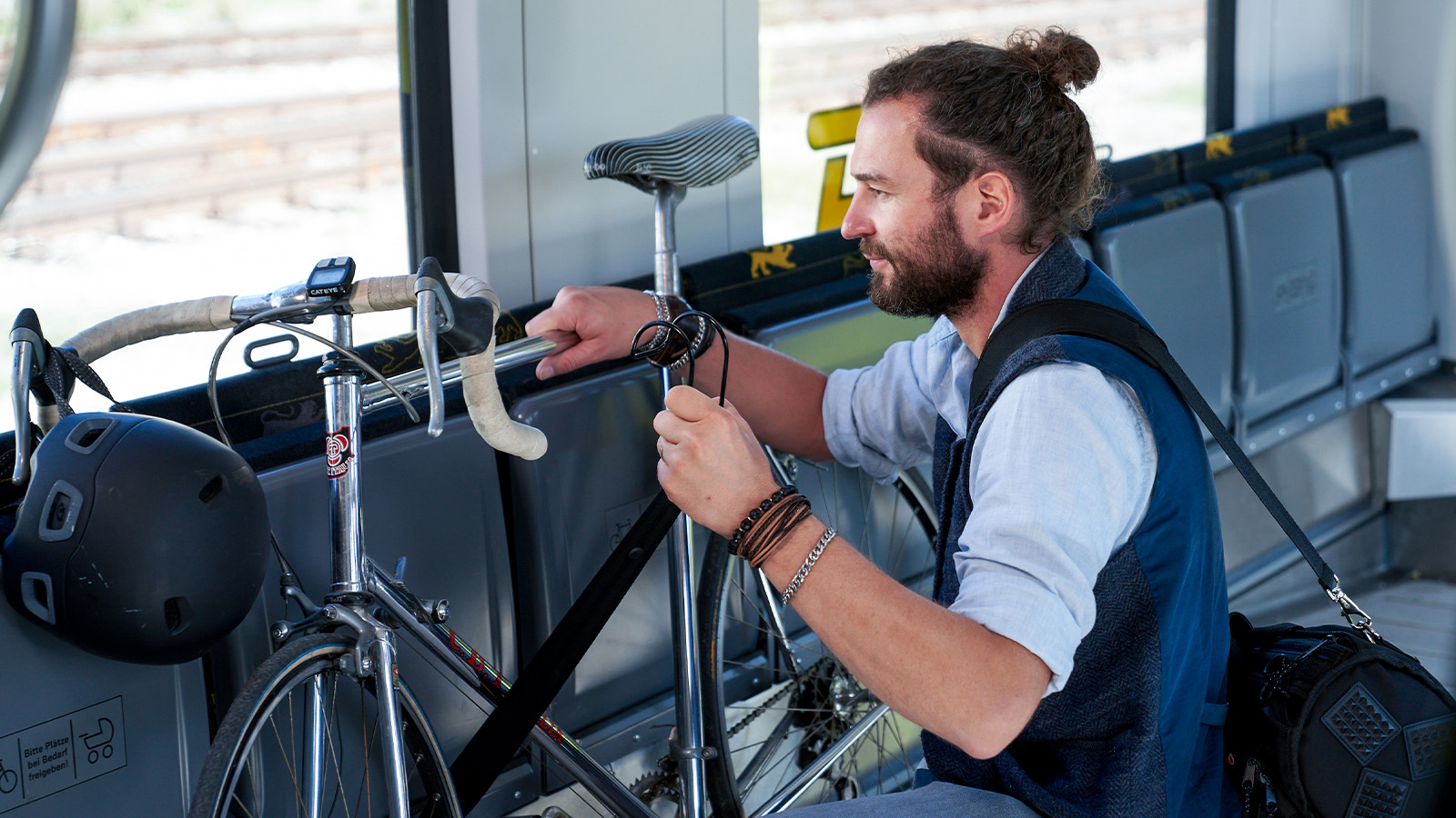 Mann mit Fahrrad im Zug