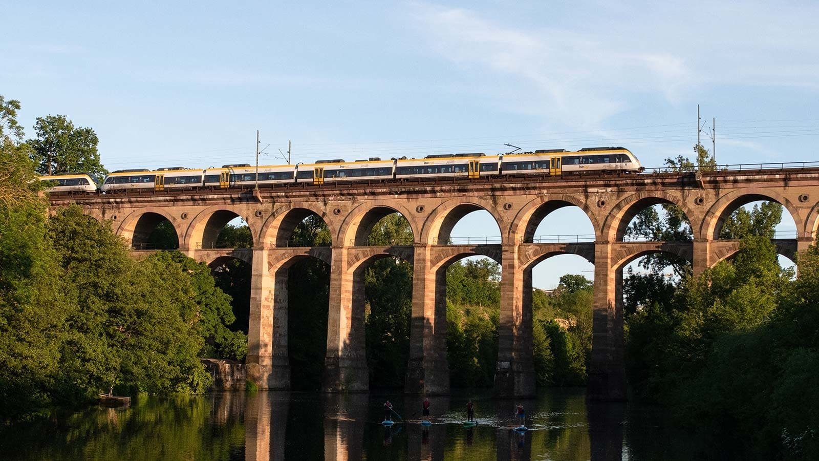 Der Zug fährt über eine Brücke über den Fluss